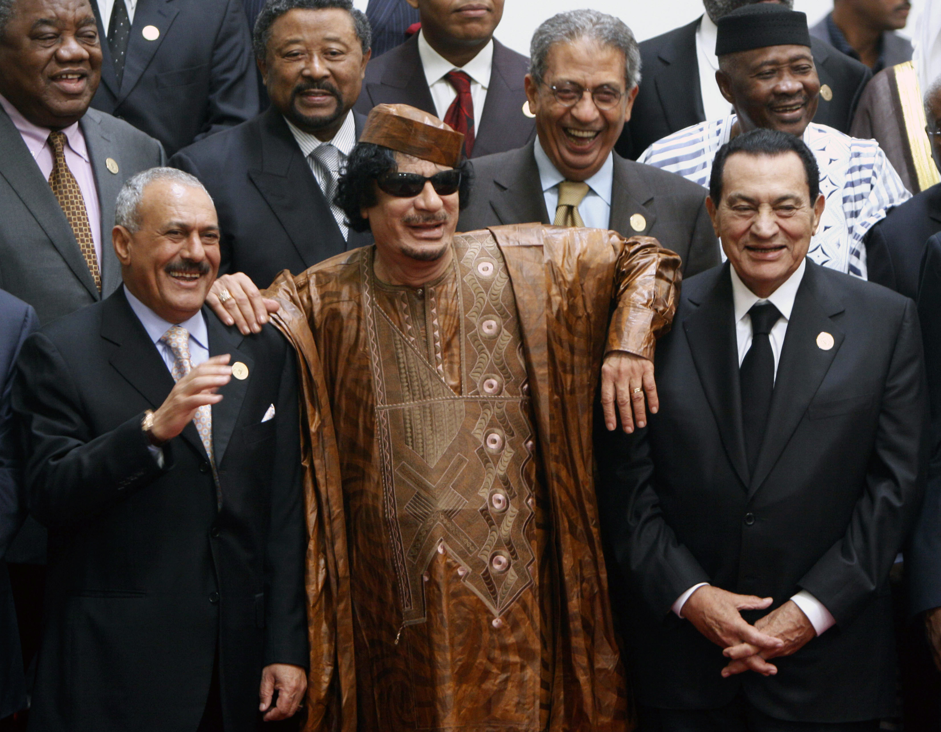 Saleh till vänster med Libyens avlidne diktator Muammar Khaddafi och avsatte egyptiske presidenten Hosni Mubarak vid ett möte med alla arabiska och afrikanska ledare 2010.