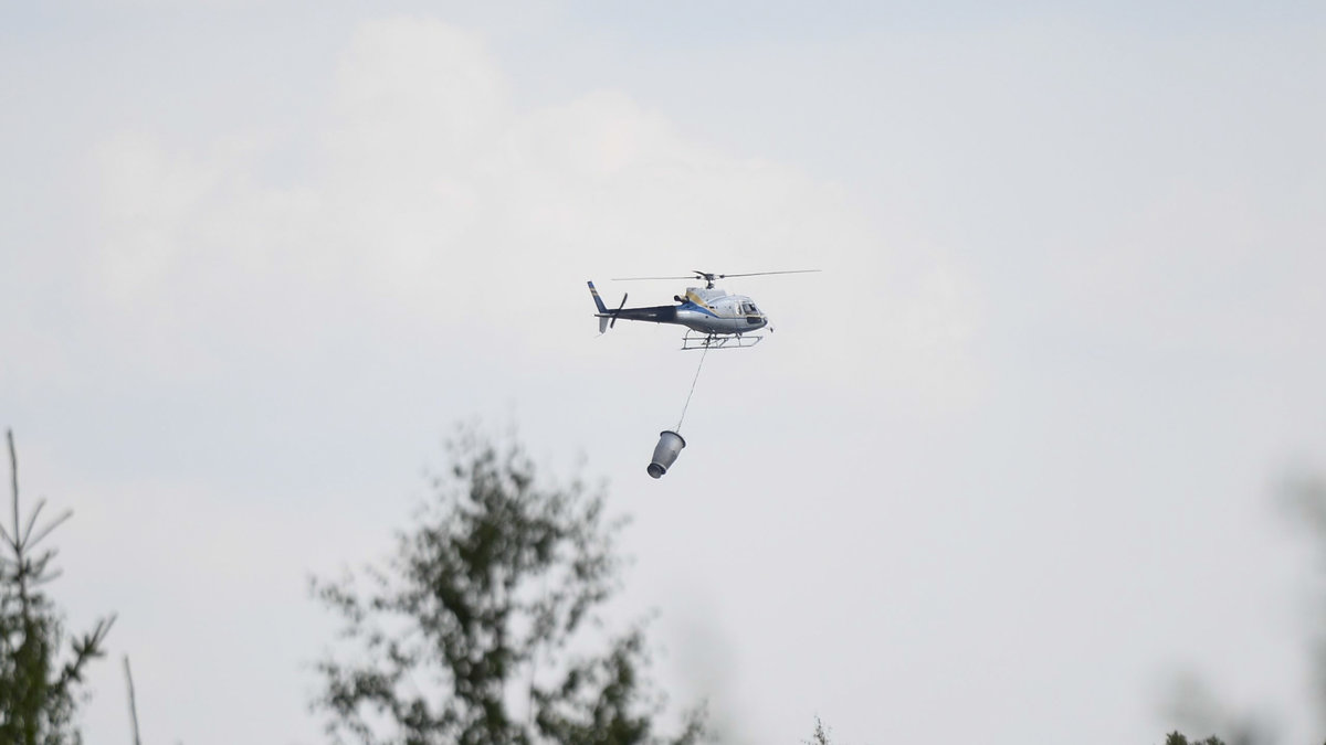 Helikoptrar vattenbombar den stora skogsbranden i Västmanland. 