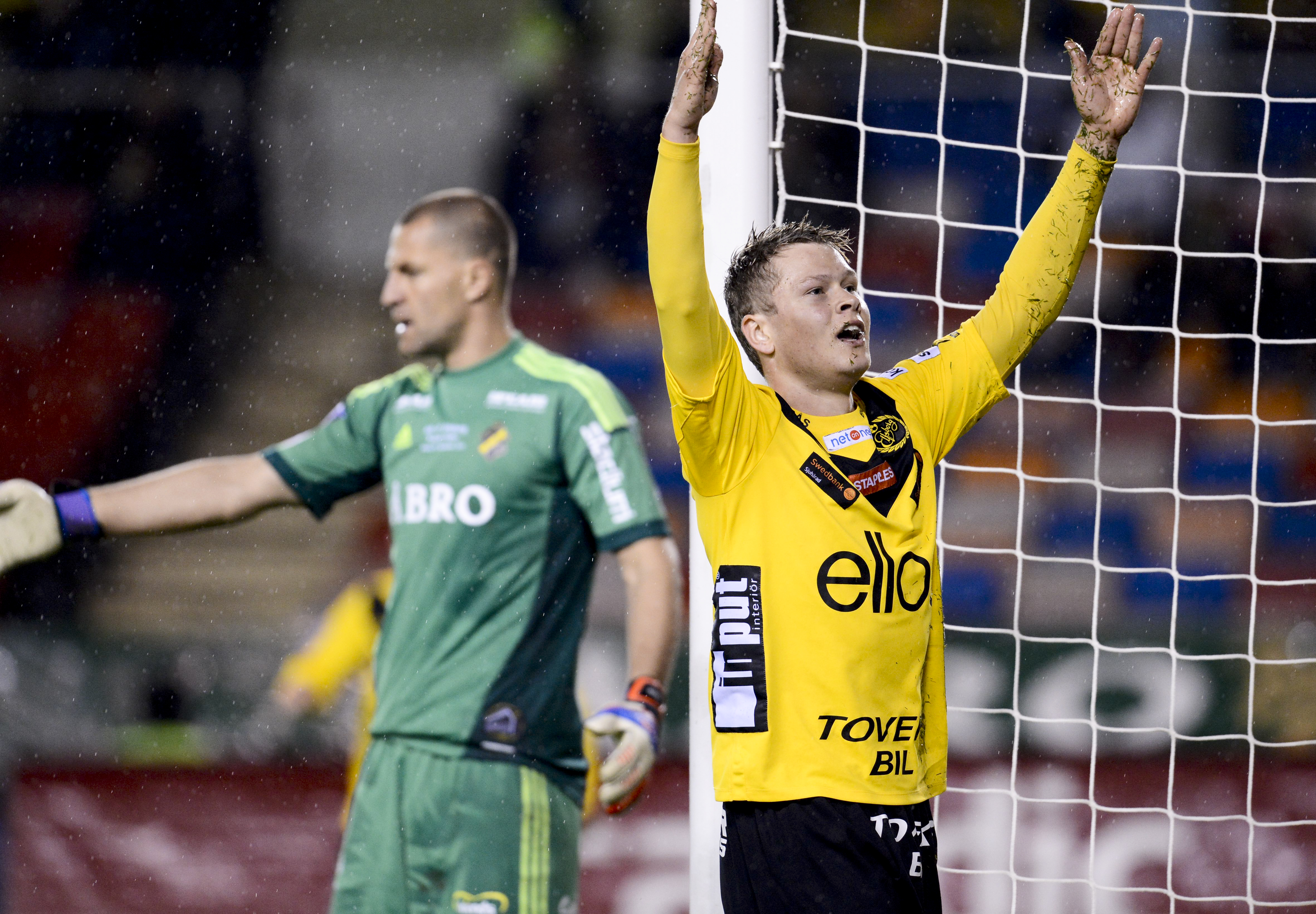Victor Claesson jublar efter sitt 1-0. Victor Claesson jublar efter sitt 1-0.