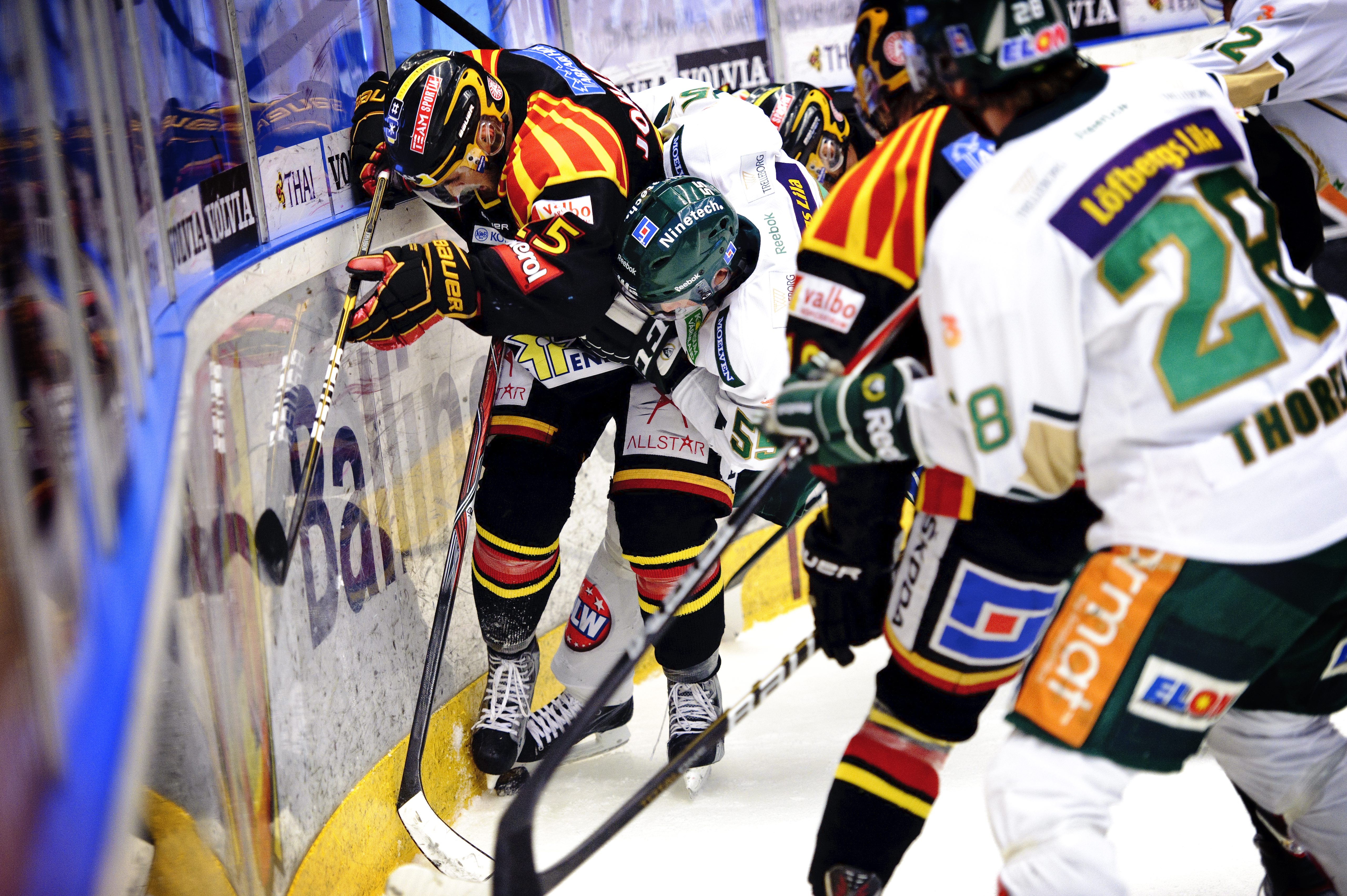Det var mycket kamp, som det ska vara i slutspelet. Här brottas Simon Bertilsson och Martin Sevc om pucken. Det var mycket kamp, som det ska vara i slutspelet. Här brottas Simon Bertilsson och Martin Sevc om pucken.