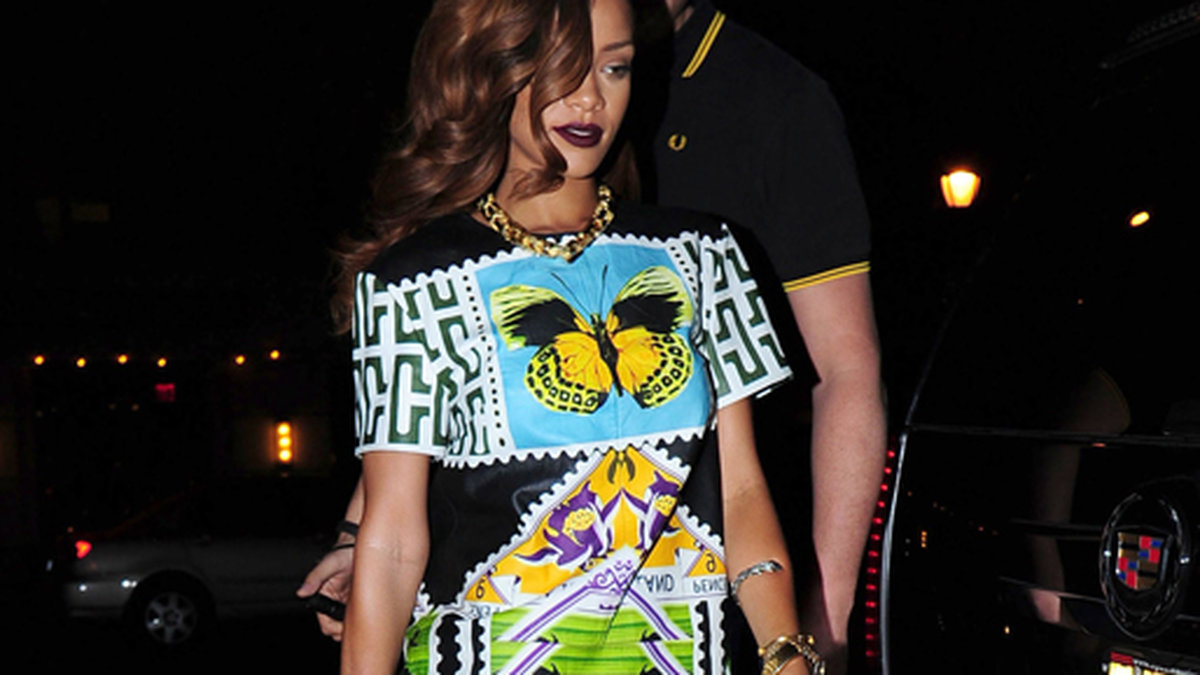 Rihanna i vad som mest påminner om en souvenir från Fjärilshuset. Till det matchar hon med gladiatorsandaler som får oss att tänka på bandagerade ben.