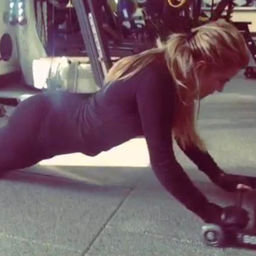 Khlo Kardashian jobbar på sitt sexpack. Khlo Kardashian jobbar på sitt sexpack.