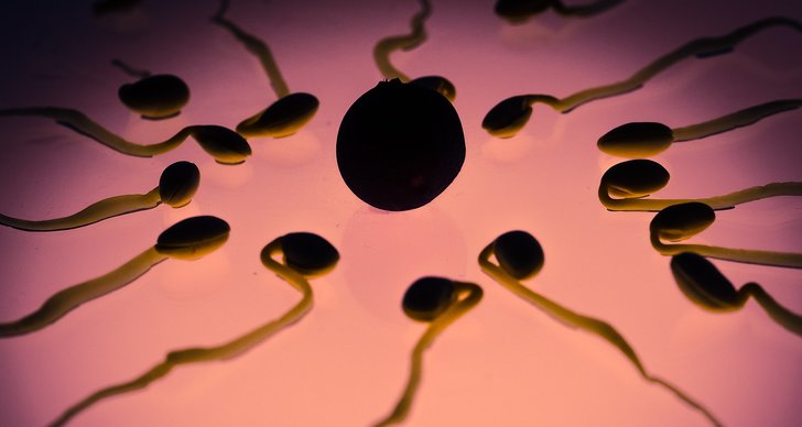 Flickvän sväljer sperma efter att han får utlösning