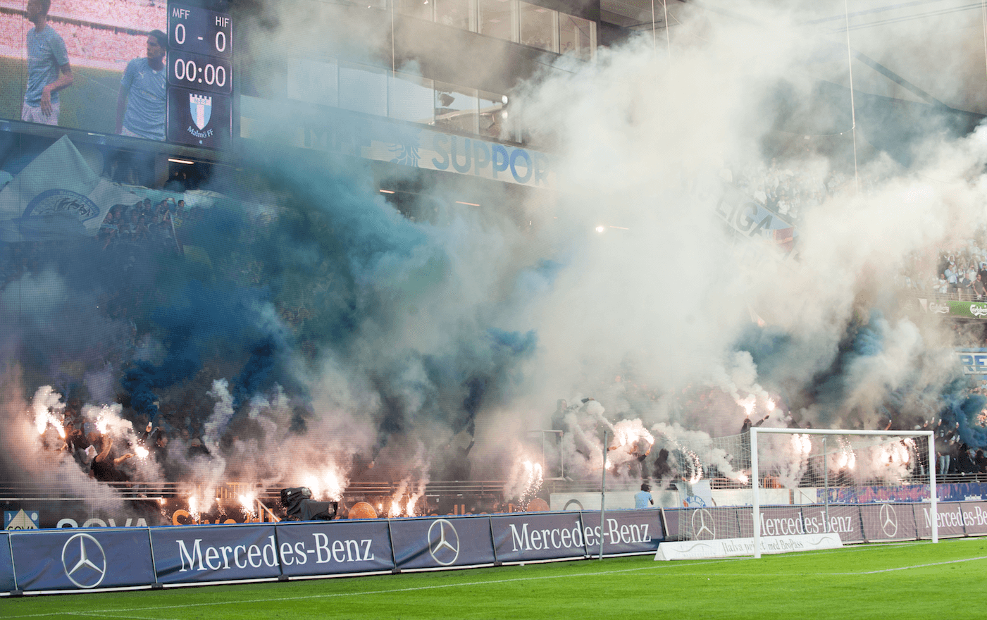 Malmö-klacken i skånederbyt mot Helsingborg. Malmö-klacken i skånederbyt mot Helsingborg.