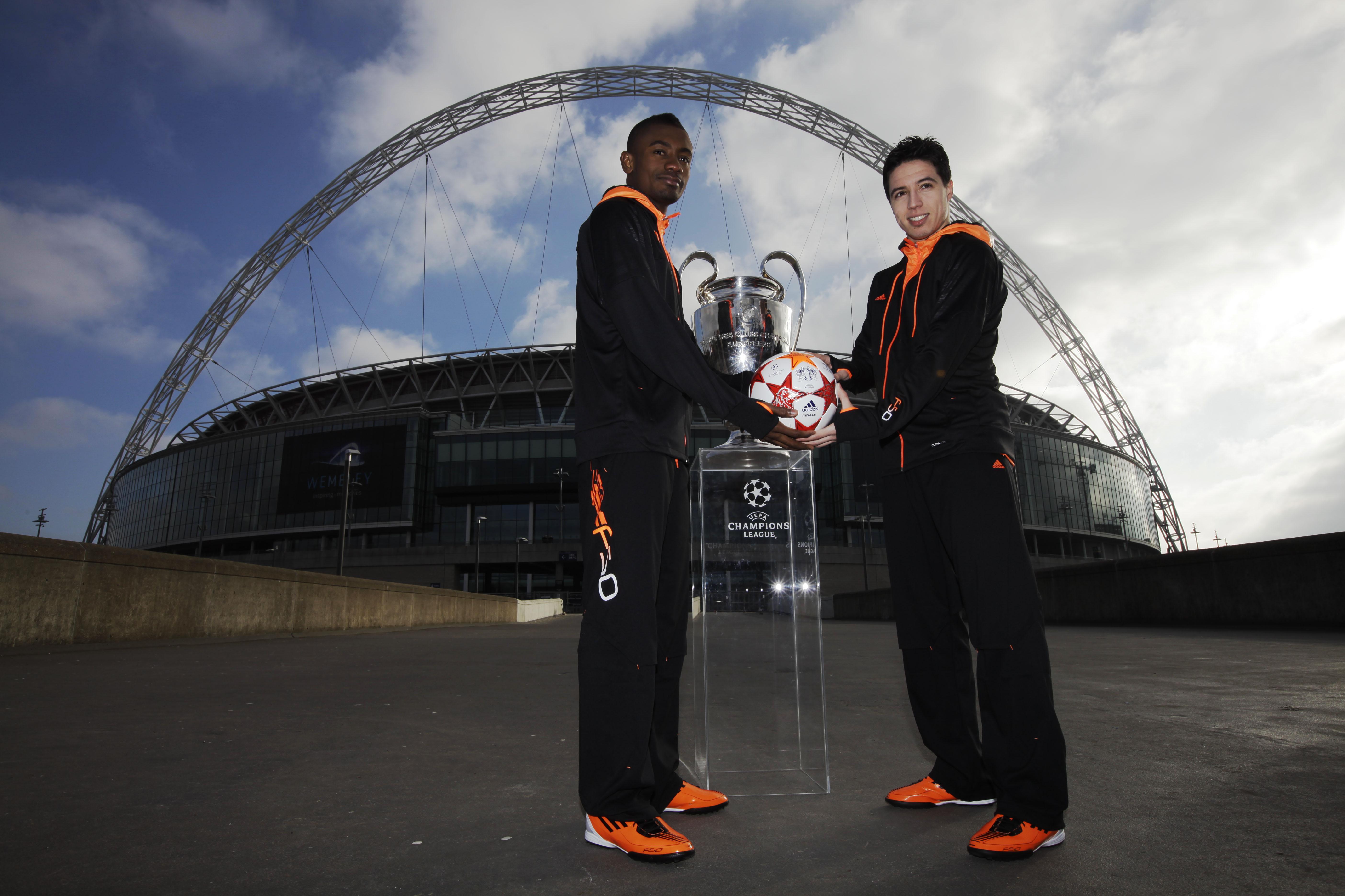 Här poserar Salomon Kalou tillsammans med Samir Nasri framför Wembley Stadium i London.