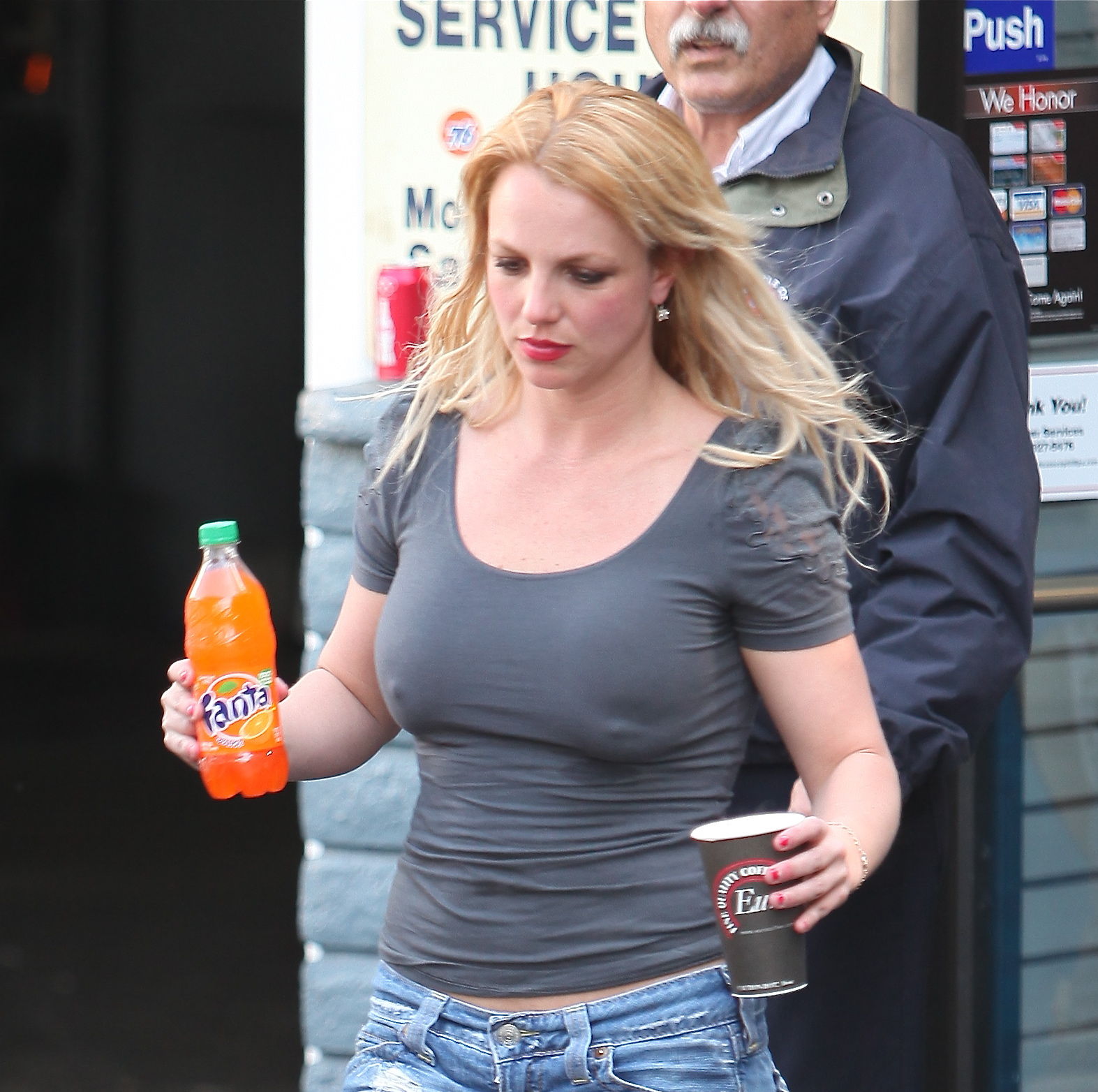 Britney får pappa Jamie att rasa, när hon springer runt på stan utan behå.