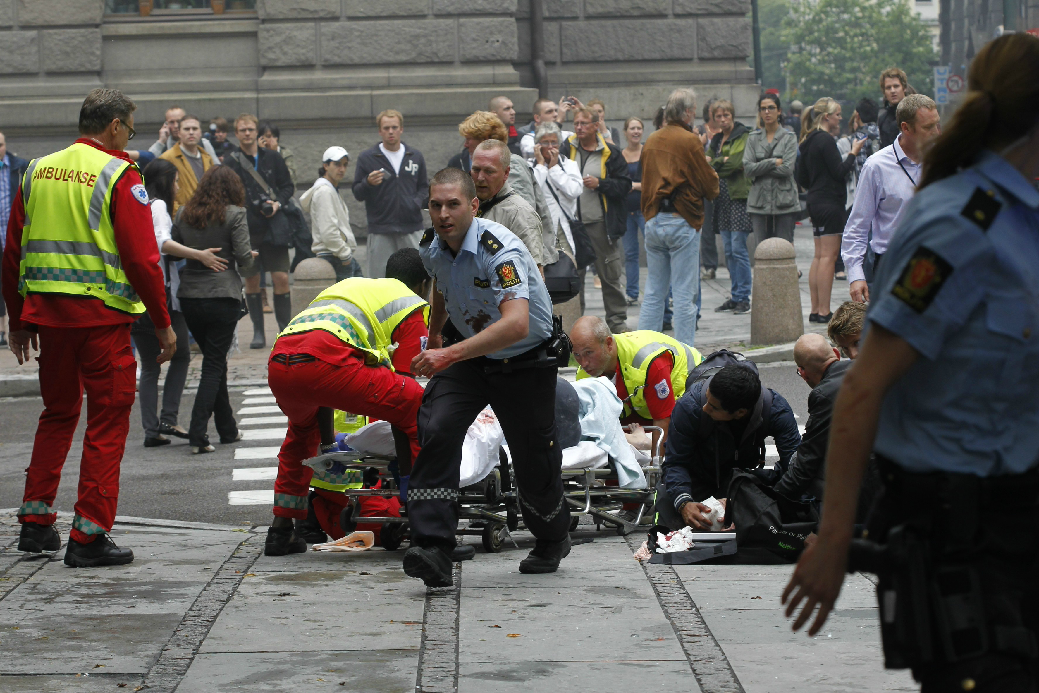 Polisen bekräftar att minst två personer har omkommit till följd av explosionerna i Oslo. Polisen bekräftar att minst två personer har omkommit till följd av explosionerna i Oslo.