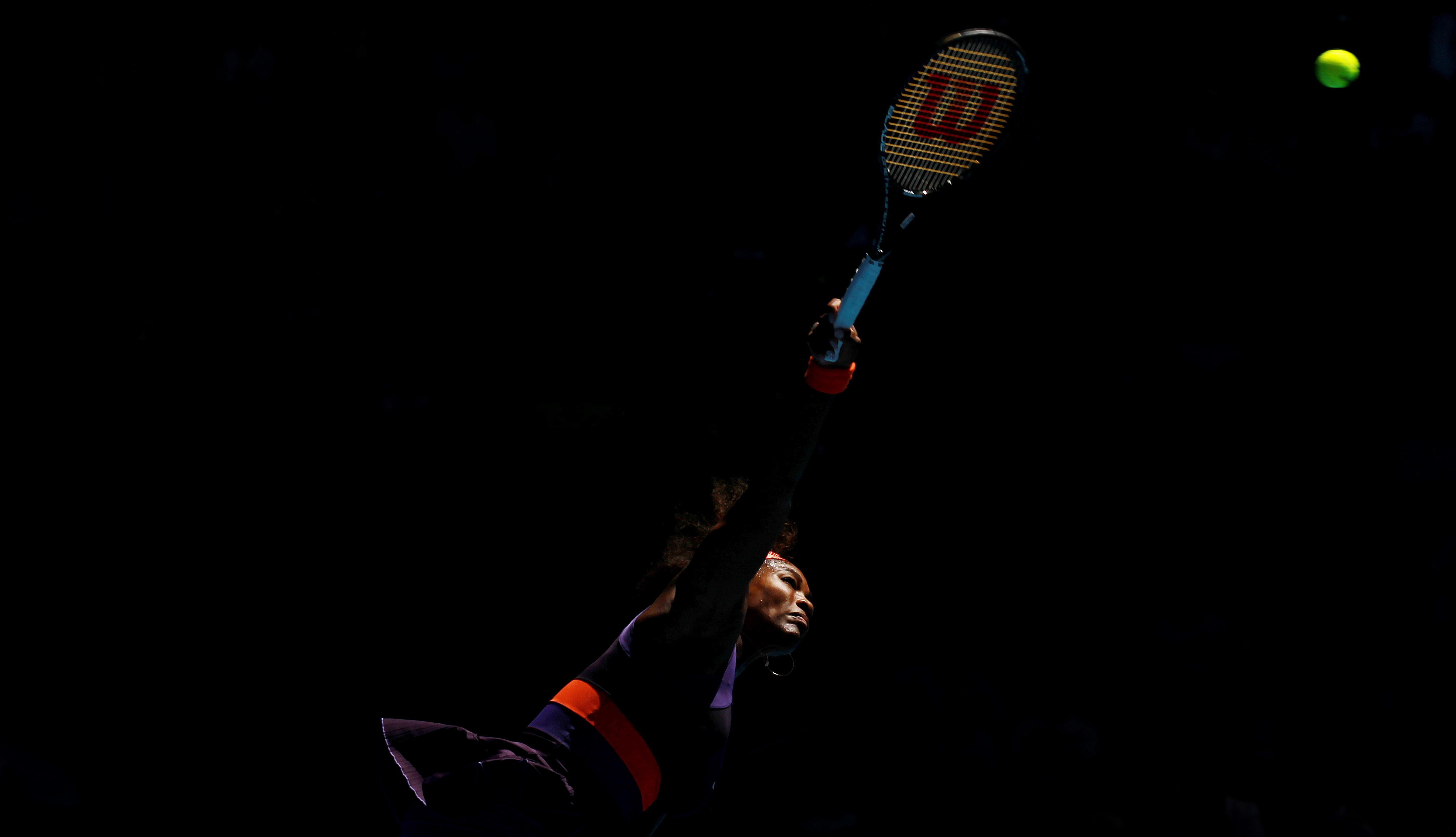 Serena Williams servar i samma tävling. Serena Williams servar i samma tävling.
