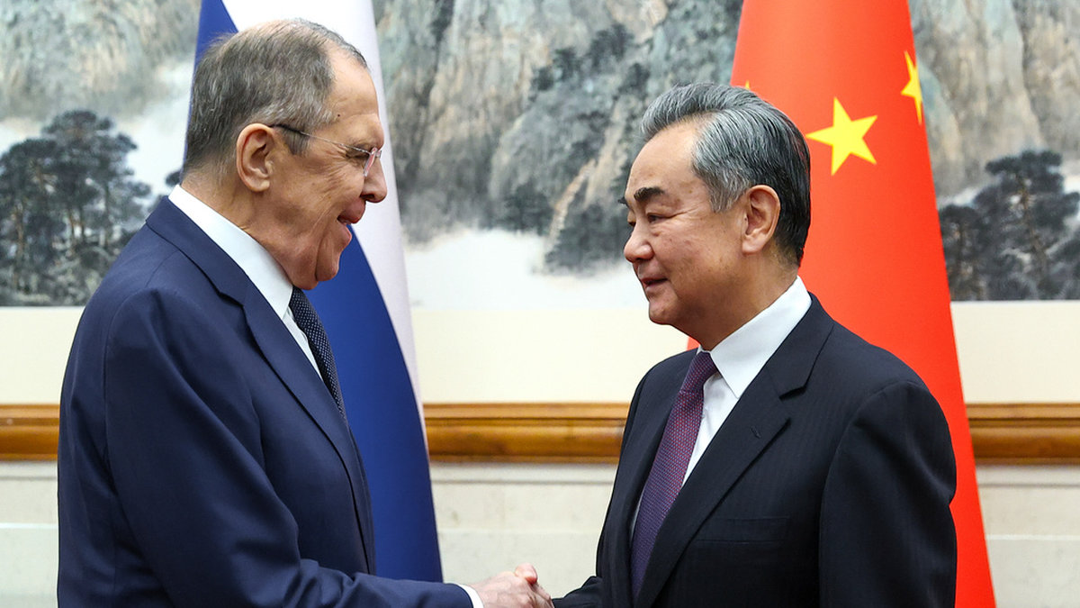 Ryske utrikesministern Sergej Lavrovs möte med sin kinesiska kollega Wang Yi i Peking har föranlett kritik från USA. Arkivbild.