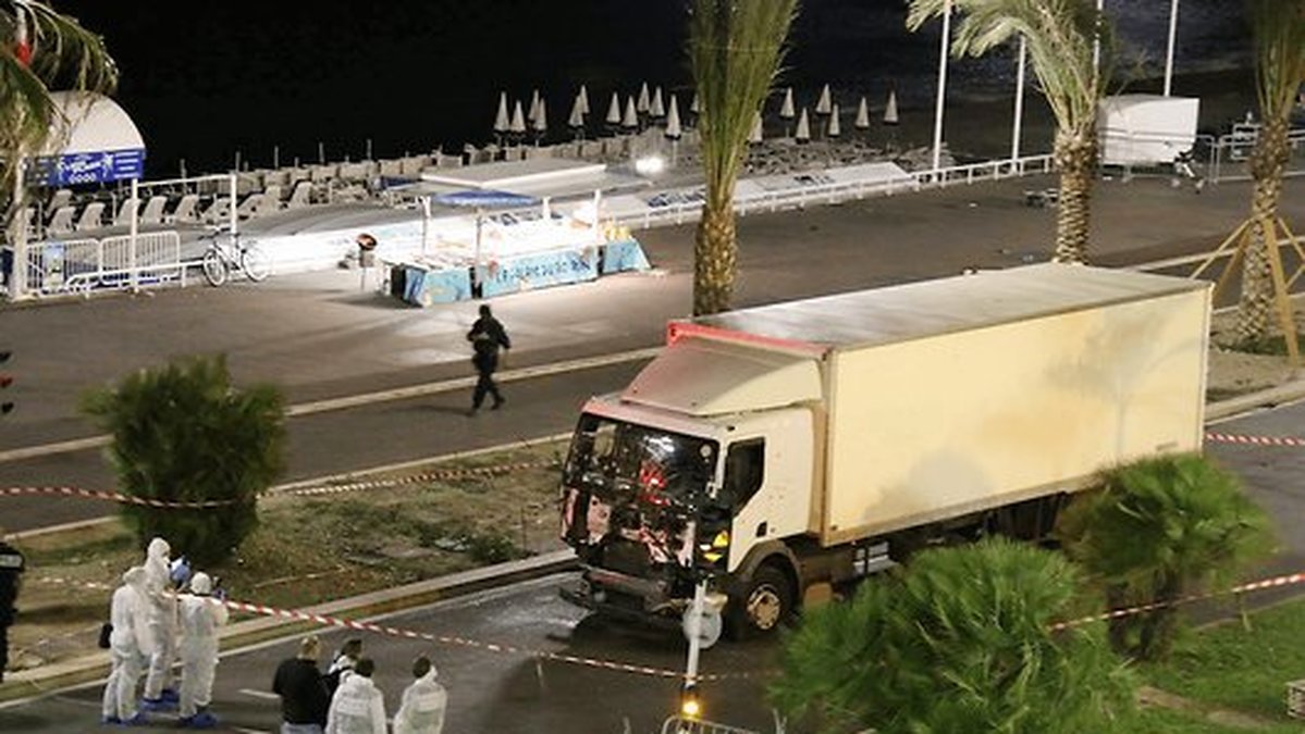 Attacken där lastbilen ska ha åkt på strandpromenaden ska ha pågått i två kilometer.  