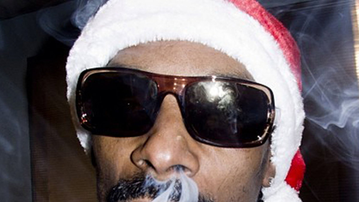 Snoop tar några bloss och önskar alla en god jul.