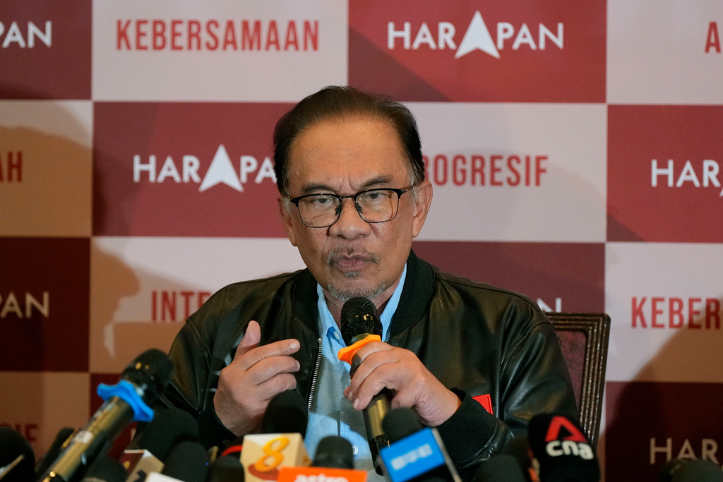 Oppositionsledare Anwar Ibrahim uppger att han har stödet som krävs för att bilda regering.