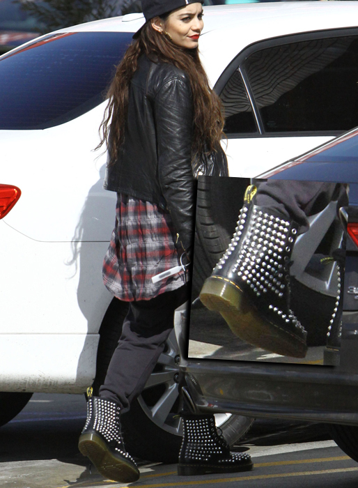 Vanessa Hudgens i Dr Martens med nitar. Vanessa Hudgens i Dr Martens med nitar.