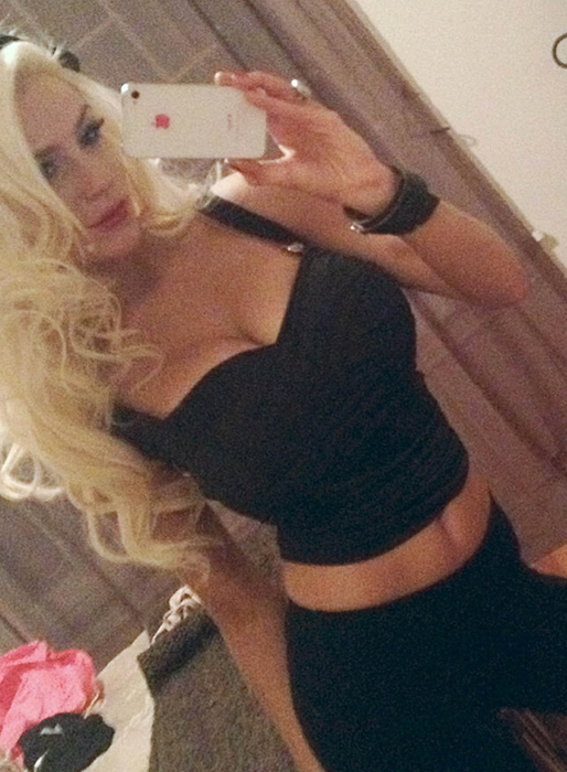 Courtney Stodden poserar järnet framför spegeln. Courtney Stodden poserar järnet framför spegeln.