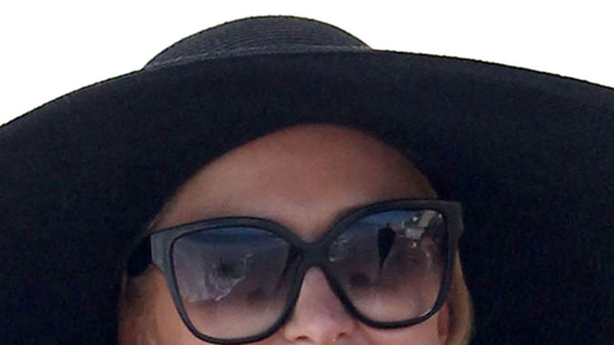 Paris Hilton satsar även hon på stora svarta bågar.
