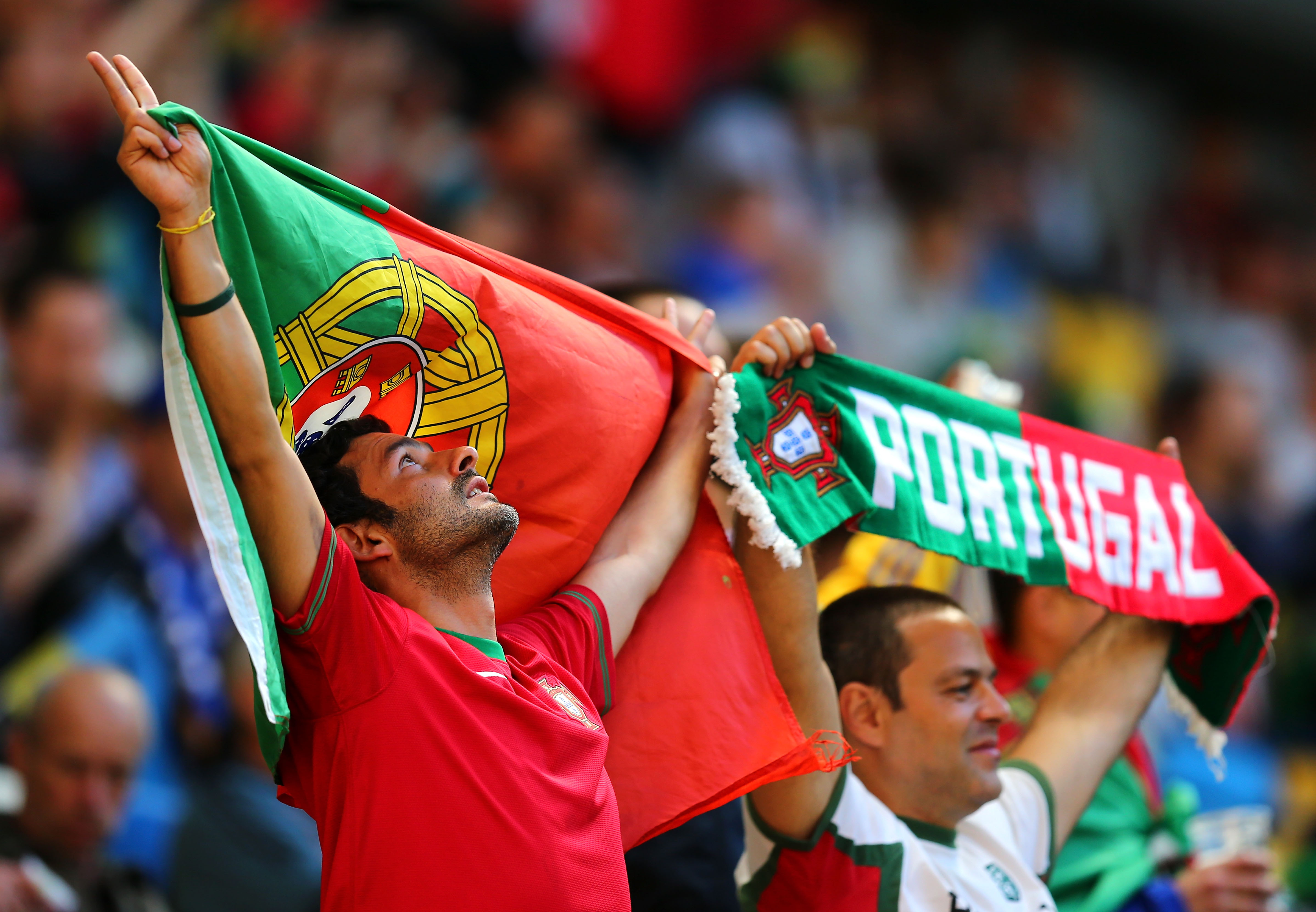 De portugisiska fansen ber till högre makter?