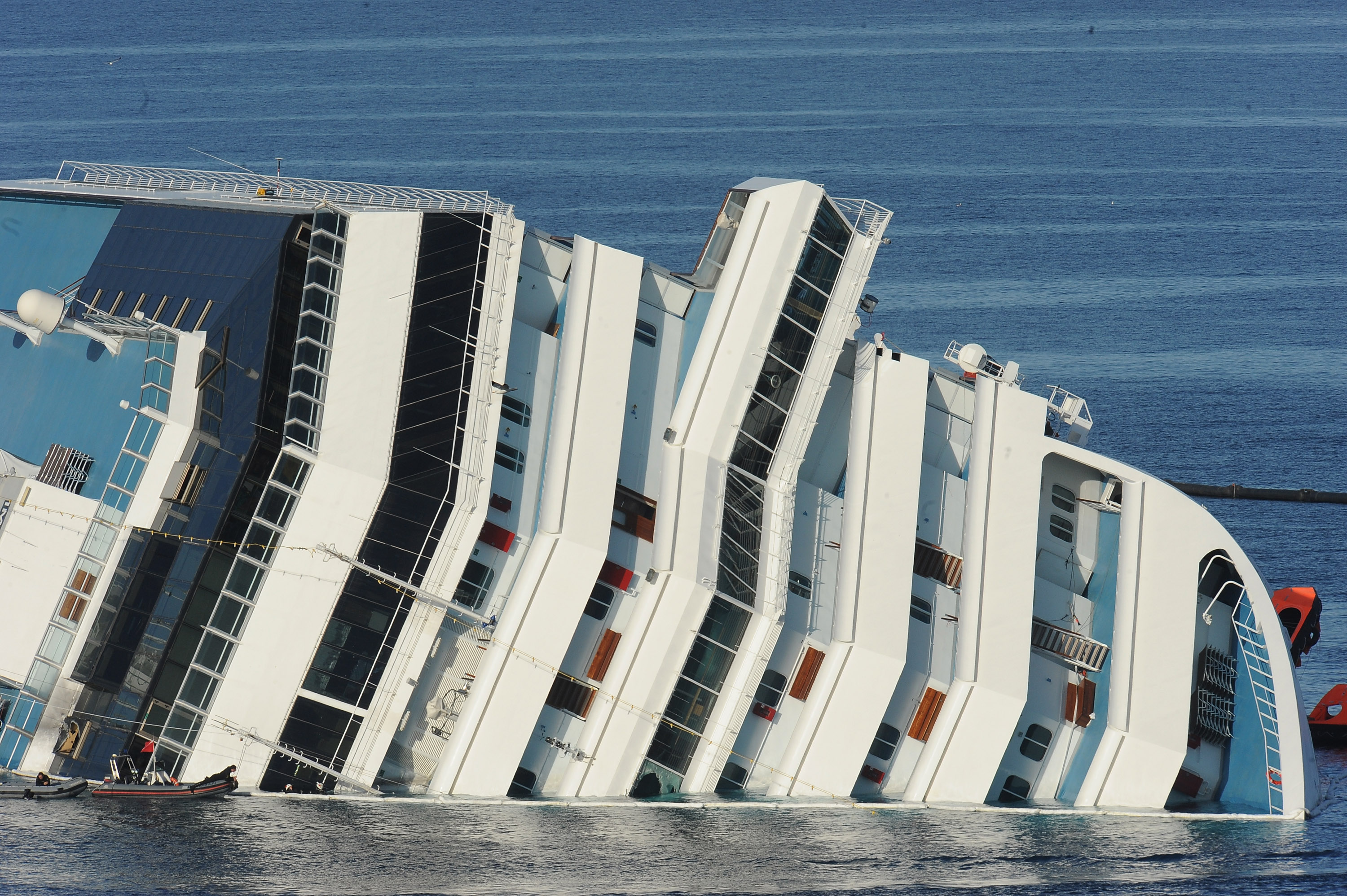 Costa Concordia på väg ner i djupet.