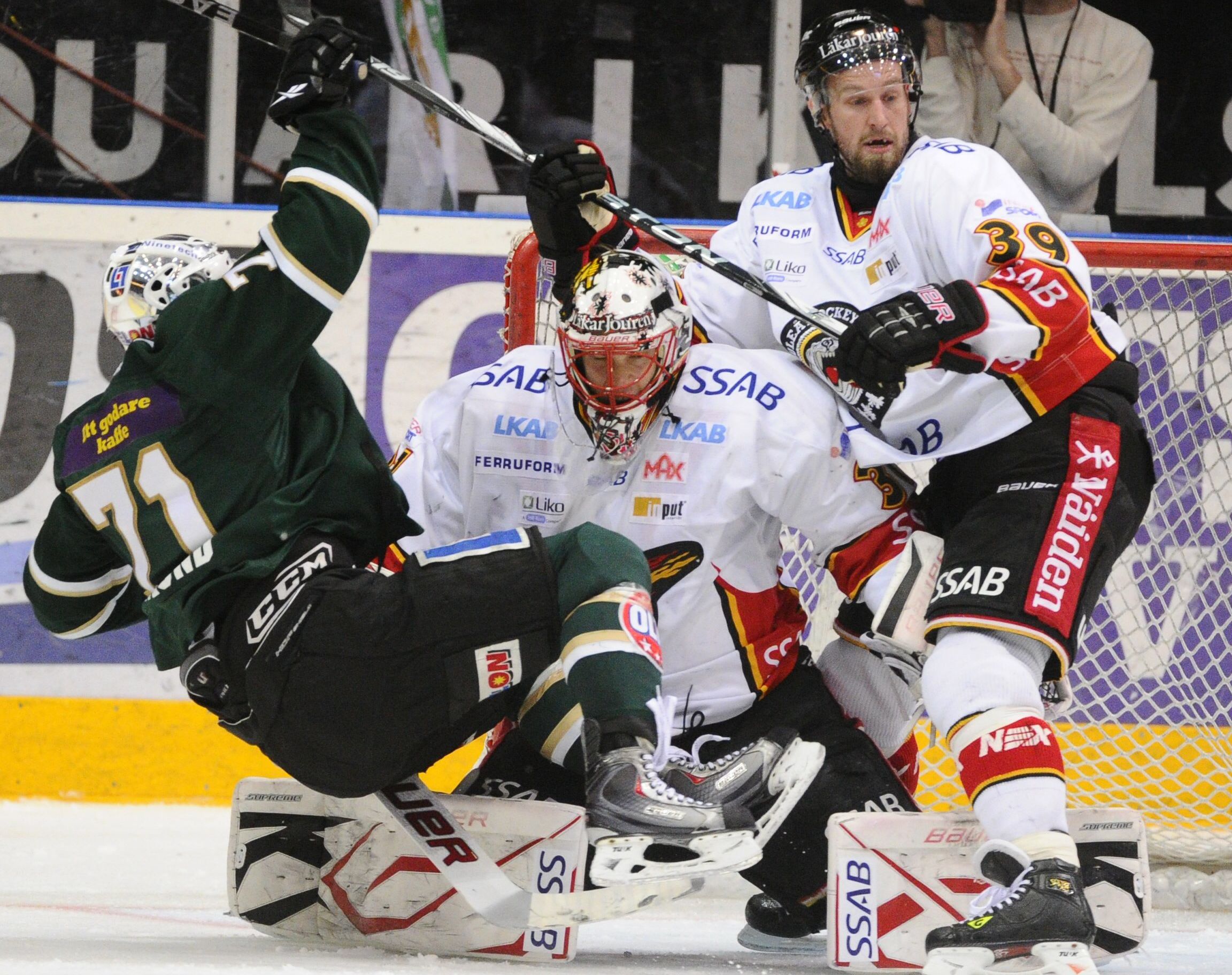 Färjestads Christian Berglund faller framför Luleåmålvakten Anders Nilsson med Luleås Robin Jonsson till höger under tisdagens elitseriematch i ishockey mellan Färjestad BK och Luleå HF på Löfbergs Lila Arena i Karlstad. Färjestads Christian Berglund faller framför Luleåmålvakten Anders Nilsson med Luleås Robin Jonsson till höger under tisdagens elitseriematch i ishockey mellan Färjestad BK och Luleå HF på Löfbergs Lila Arena i Karlstad.