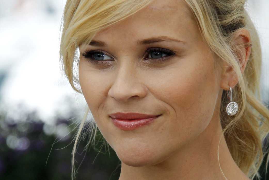 Reese Witherspoon är väldigt generös mot sina anställda, hon har inga vansinniga krav. Hon är väldigt ordningsam och sköter det mesta själv, trots att hon har tre barn. – Hon insisterade att hennes hemhjälp skulle ta med sig en hög med märkeskläder eftersom hon inte skulle använda dom själv. Och det var inga billiga trasor – klädernas värde uppgick till flera hundra tusen kronor. Reese Witherspoon är väldigt generös mot sina anställda, hon har inga vansinniga krav. Hon är väldigt ordningsam och sköter det mesta själv, trots att hon har tre barn. – Hon insisterade att hennes hemhjälp skulle ta med sig en hög med märkeskläder eftersom hon inte skulle använda dom själv. Och det var inga billiga trasor – klädernas värde uppgick till flera hundra tusen kronor.