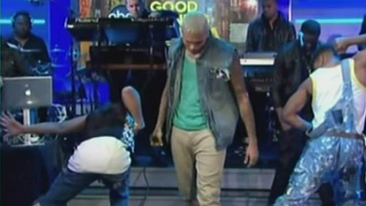 Chris Brown är känd för sitt hetsiga temperament. Här stormar han ut från en tevestudio efter frågor om Rihanna. 