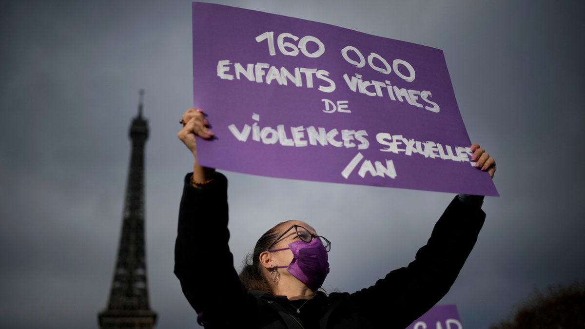 En kvinna demonstrerar i Paris 2021 mot sexuella övergrepp på barn. Nya regler för att bekämpa övergreppen på nätet har föreslagits i EU, men kritiseras som alltför långtgående. Arkivfoto.