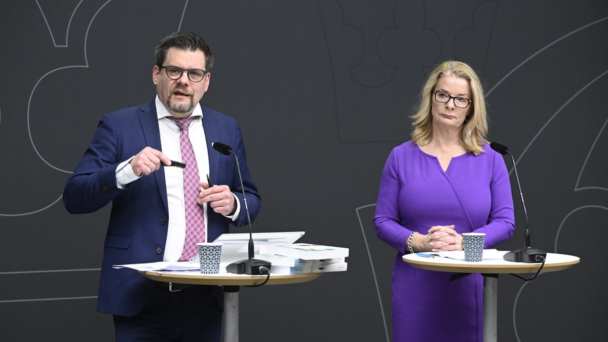 Regeringens särskilde utredare Jonas Trolle överlämnade på onsdagen ett delbetänkande till skolminister Lotta Edholm (L).