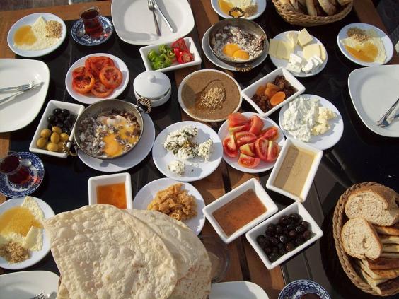TURKIET. Vill du äta en traditionell frukost i Turkiet bör du duka fram smör, bröd, ost, oliver, ägg, tomater, gurka, sylt, honung och kaymak. Detta serveras gärna med lite turkiskt te. TURKIET. Vill du äta en traditionell frukost i Turkiet bör du duka fram smör, bröd, ost, oliver, ägg, tomater, gurka, sylt, honung och kaymak. Detta serveras gärna med lite turkiskt te.