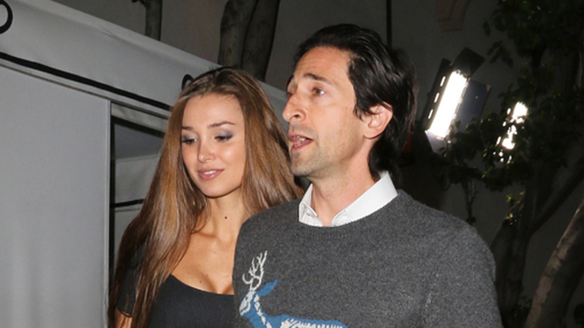 Adrien Brody och hans flickvän Lara Lieto lämnar en Vanity Fair-fest på Chateau Marmont. 