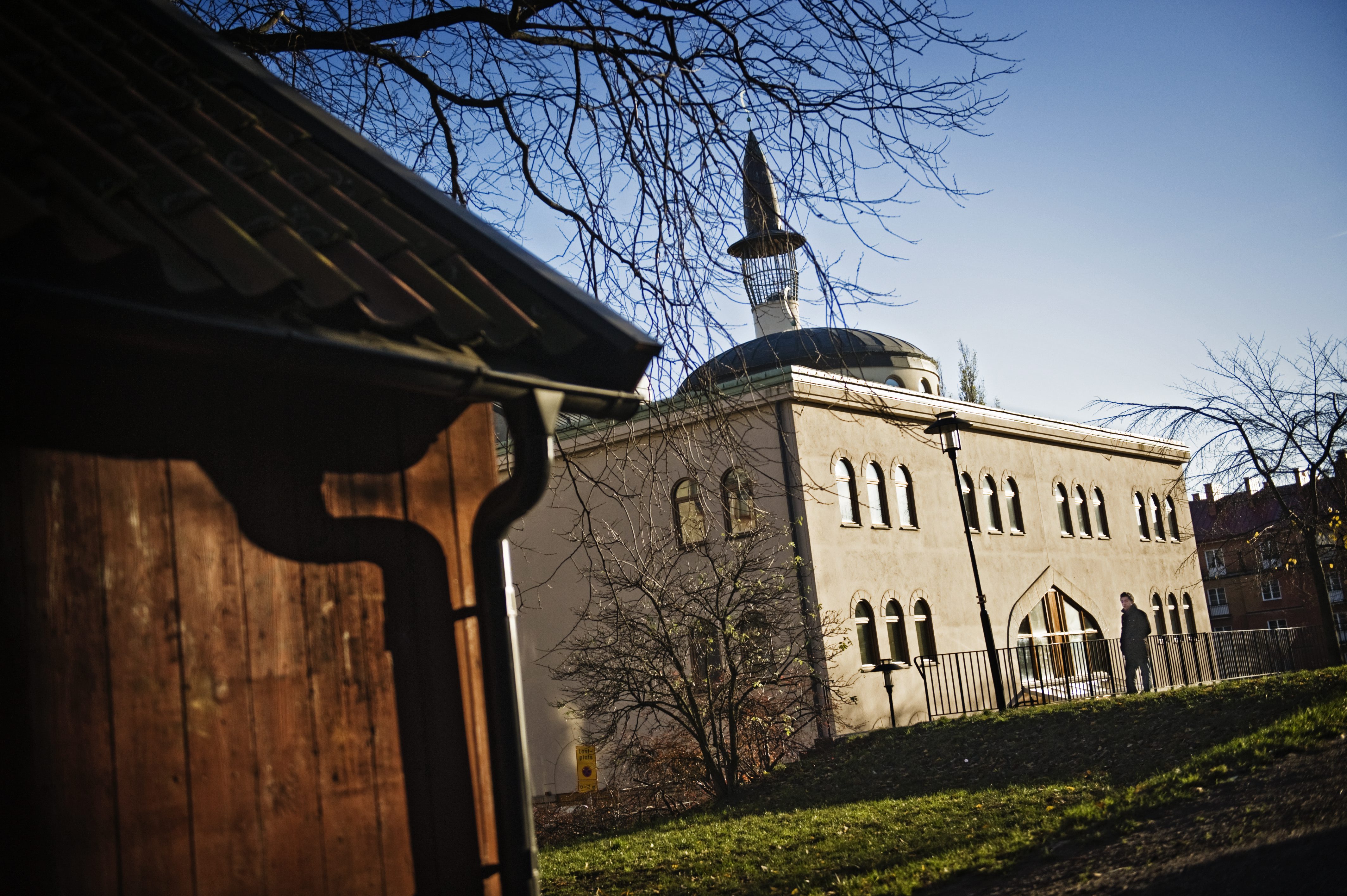 En av imanerna vid Stockholms moské berättar för Uppdrag Granskning att en man får ha fyra fruar.