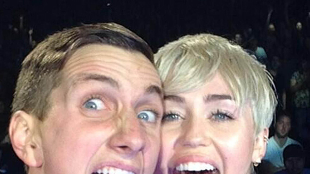 Miley stretchar tungan. 