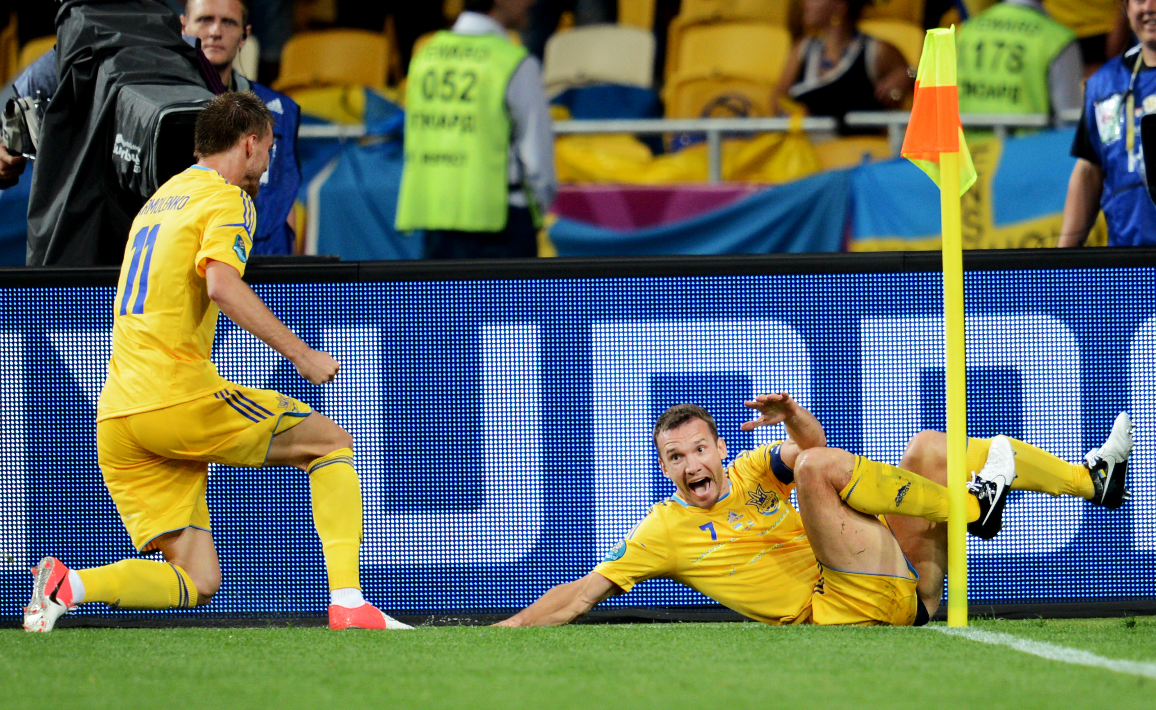 Sjevtjenko har nickat in två mål på fem minuter och gett Ukraina ledningen med 2-1.