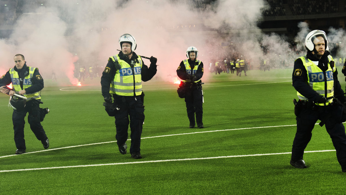 Flera poliser har anmält att de var underbemannade under matchen mellan Djurgården och Union Berlin.