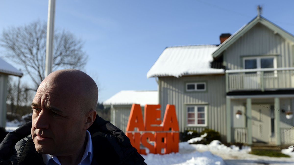 Statsminister Fredrik Reinfeldt (M) utanför Centerpartiets partiledare Annie Lööfs föräldrahem i Maramö.