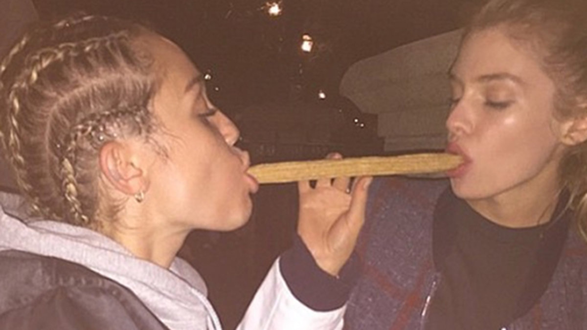 Miley och flickvännen Stella Maxwell äter Churros. 