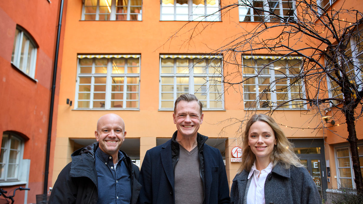 Skådespelarna Fredrik Hallgren, Katia Winter och regissören Mårten Klingberg (mitten) ser fram emot att äntligen få premiär på sin pandemiuppskjutna komedi 'Ur spår'.
