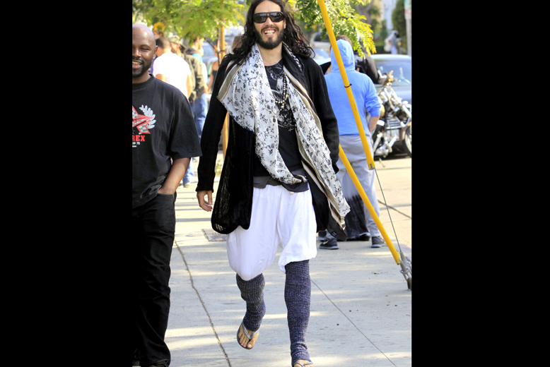 Tänk att Russell Brand har någon som väntar på honom därhemma. Mirakel inträffar. Tänk att Russell Brand har någon som väntar på honom därhemma. Mirakel inträffar.