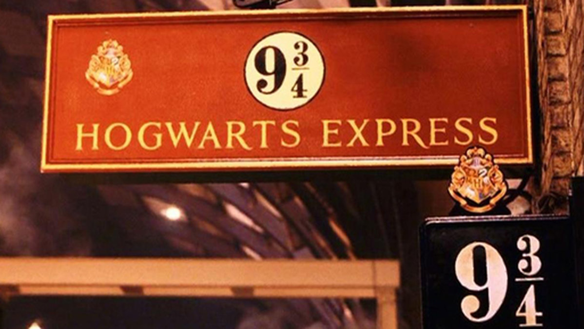 Både stora och små får åka Hogwartsexpressen. 