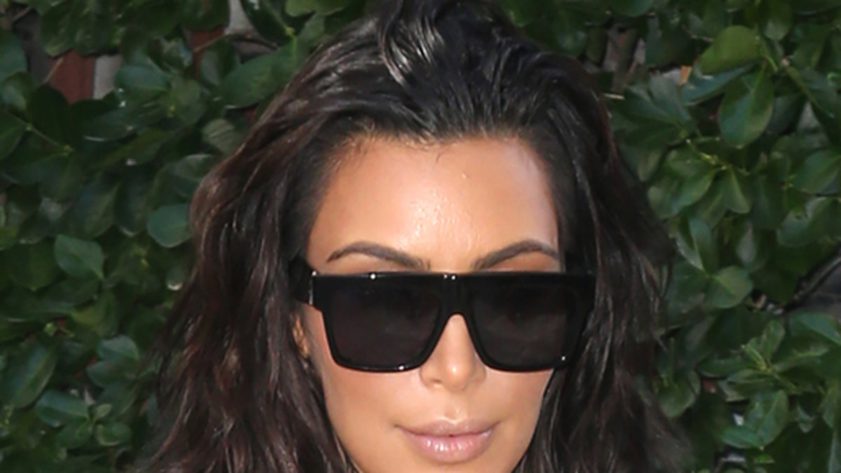 Kim Kardashian lämnade ett hus i New York klädd i den här outfiten. 