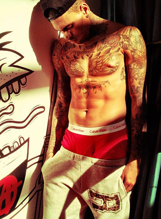 Chris Brown har begynnande magmuskler.