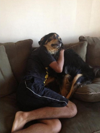 Nej, hunden har inte människokropp. Kolla närmare så kommer du se ;) Nej, hunden har inte människokropp. Kolla närmare så kommer du se ;)