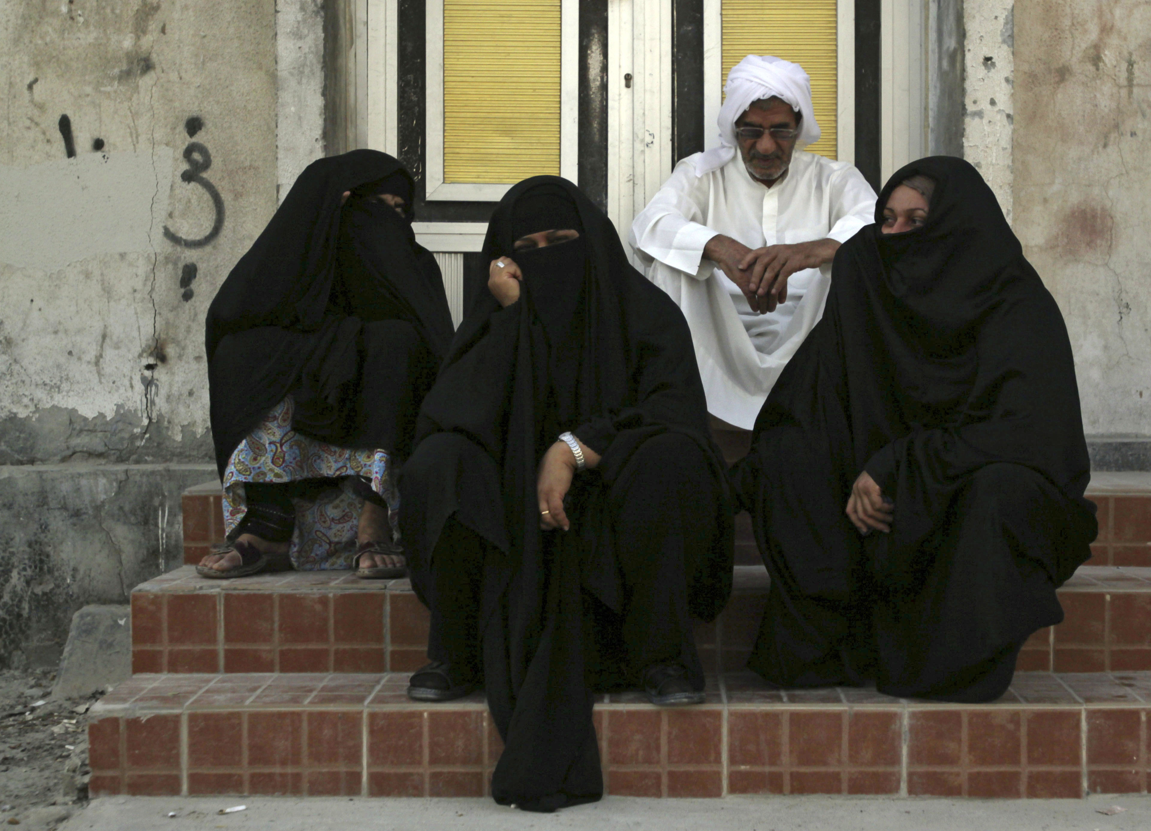 En familj i Bahrain andas ut efter att ha andats in tårgas.
