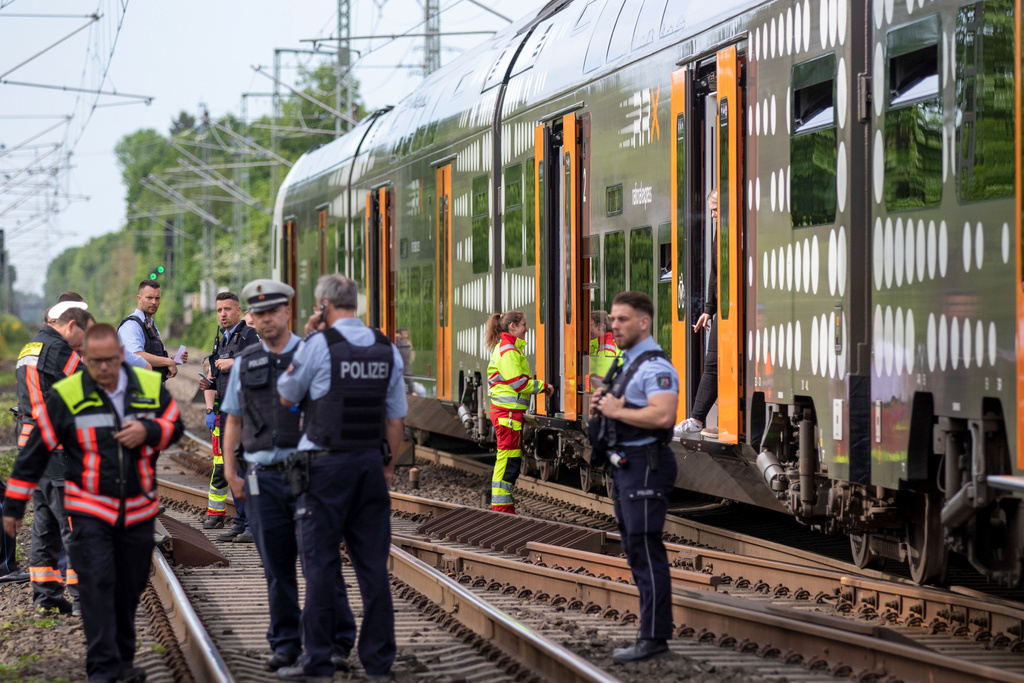 Tre passagerare övermannade den misstänkta gärningsmannen på ett regionaltåg i västra Tyskland.