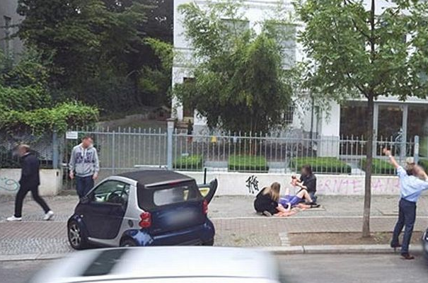 1. En kvinna födde barn mitt på dagen i Wilmersdorf som är en förort till Berlin Samtidigt åkte Google Street-bilen förbi. För bra för att vara sant? Ja, den visade sig senare vara arrangerad. Ändå en fantastisk bild. 1. En kvinna födde barn mitt på dagen i Wilmersdorf som är en förort till Berlin Samtidigt åkte Google Street-bilen förbi. För bra för att vara sant? Ja, den visade sig senare vara arrangerad. Ändå en fantastisk bild.