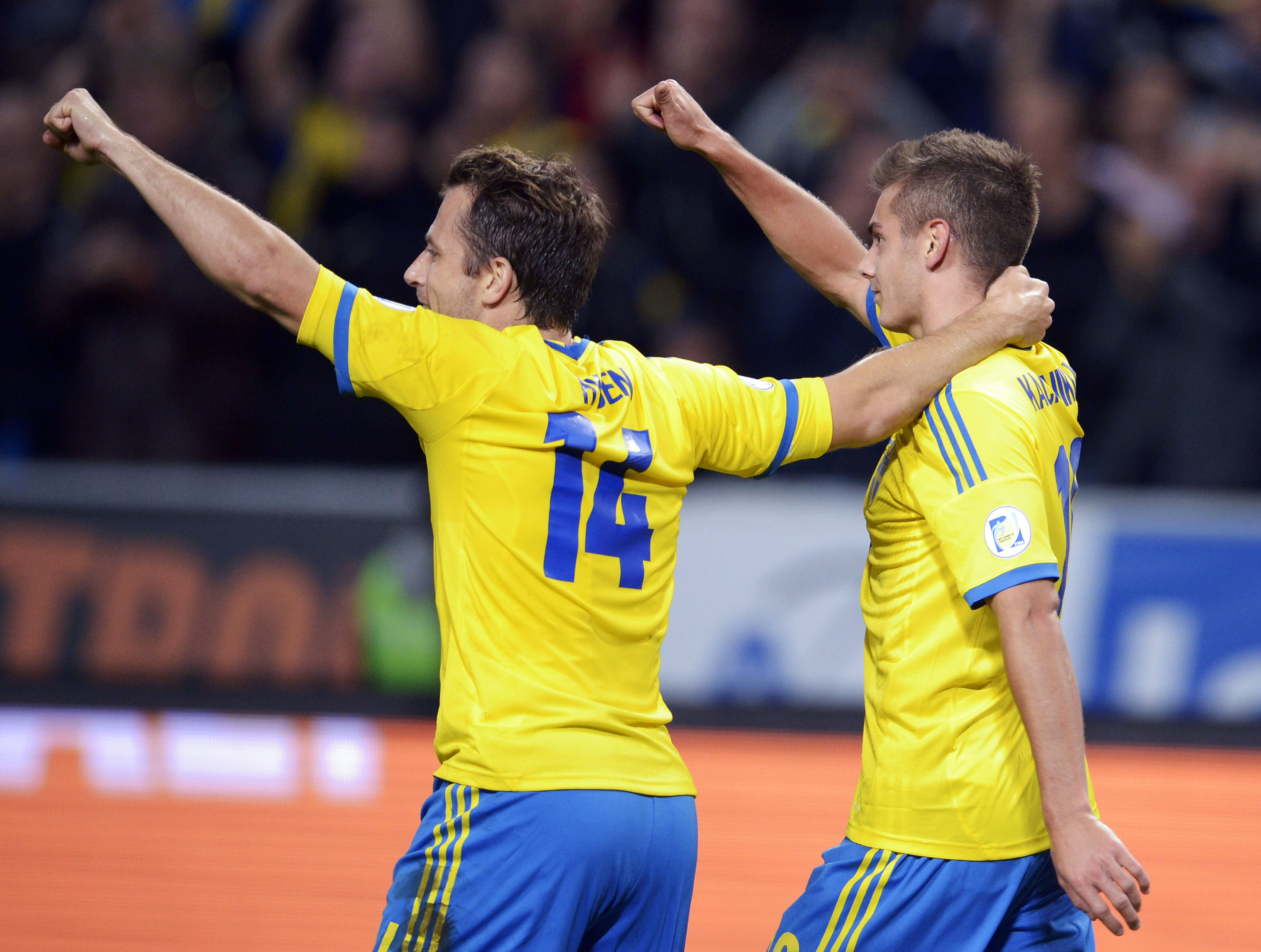 Tobias Hysén och Alexander Kacaniklic firar ett mål. Tobias Hysén och Alexander Kacaniklic firar ett mål.