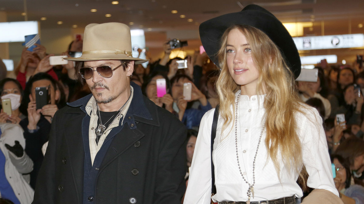 Johnny Depp och frun Amber Heard tog med terrierna Boo och Pistol.