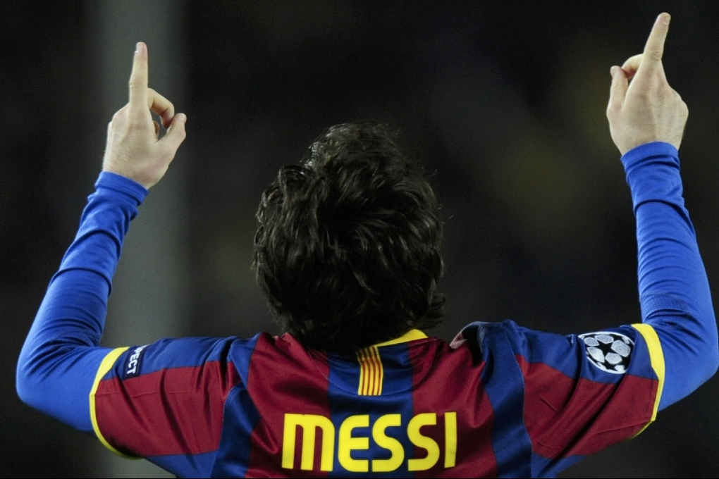 Lionel Messi pekar mot himlen efter sitt fullständigt makalösa mål mot Arsenal.