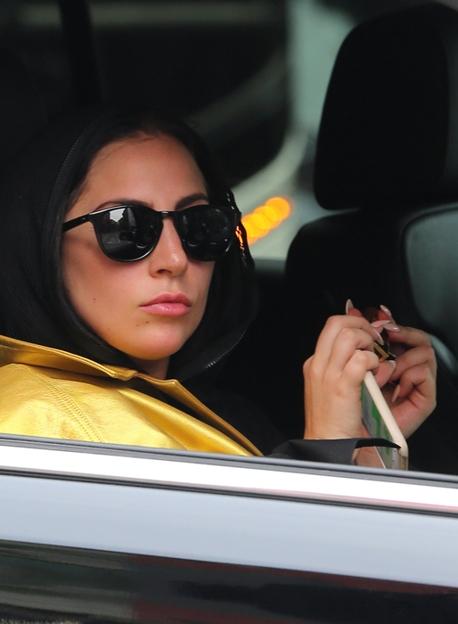 Lady Gaga i en guldig regnjacka på väg från gymmet och en spraytan. Lady Gaga i en guldig regnjacka på väg från gymmet och en spraytan.