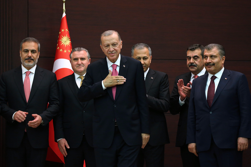 President Recep Tayyip Erdogan (längst fram i mitten) med delar av sin nya regering (från vänster): utrikesminister Hakan Fidan, kulturminister Mehmet Ersoy, inrikesminister Ali Yerlikaya, utbildningsminister Yusuf Tekin och hälsominister Fahrettin Koca.