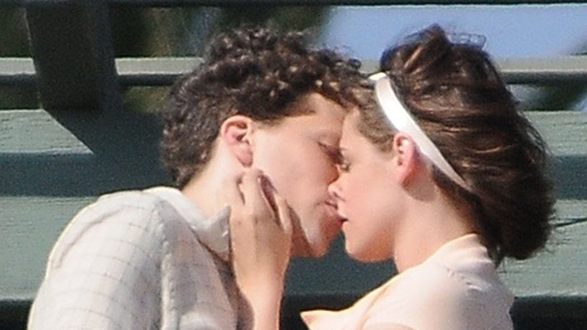 Kristen Stewart och Jesse Eisenberg hånglar loss i en scen under inspelningen av Woody Allens nya film. 