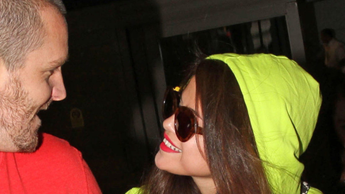Selena Gomez och en killkompis på flygplatsen LAX i Los Angeles.